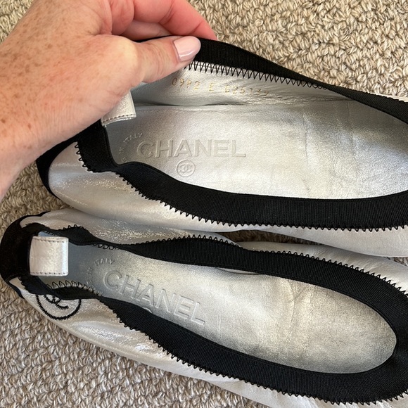 - Chanel Metallic Lambskin flats - Picture 4 of 8
